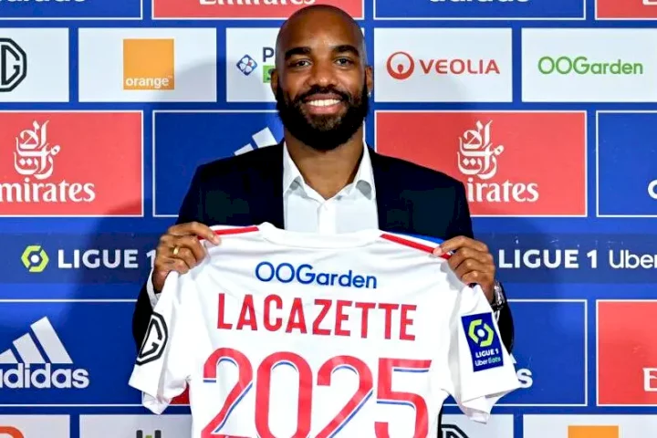 Lacazette returns to Lyon on three-year-deal