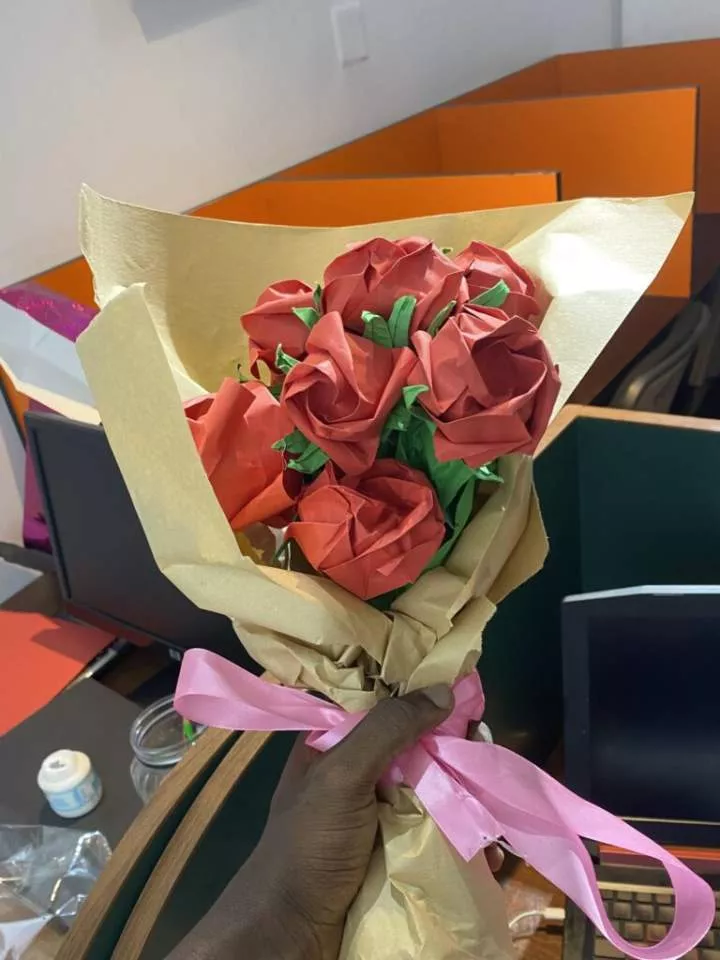 'If he wanted to, he would' - Reactions as Nigerian man makes paper bouquet for his girlfriend because he couldn't afford real roses