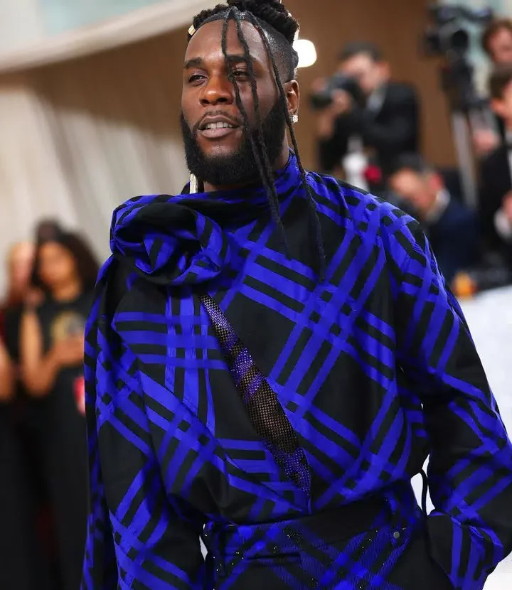 'Una dey leak record?'- Burna Boy cautions guys leaking his new song on live video