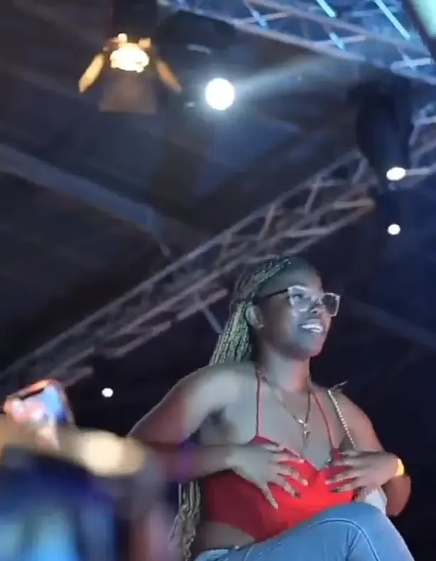 Moment Ruger invites female fan on stage, orders her to cuss out her boyfriend (video)