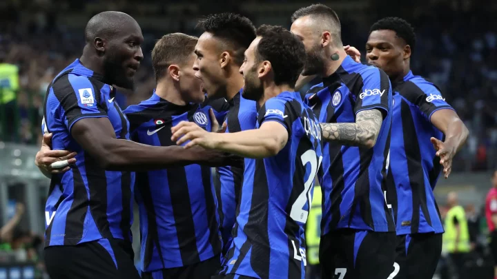Romelu Lukaku (L) of FC Internazionale celebrates with his team-mates