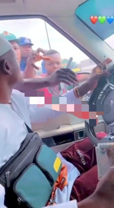 'No spoil my motor o' - Portable warns as he shows love to fans with wads of cash (Video)