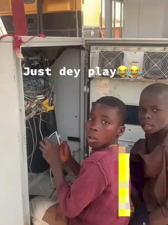 Little boys are spotted charging phone with transformer (Video)