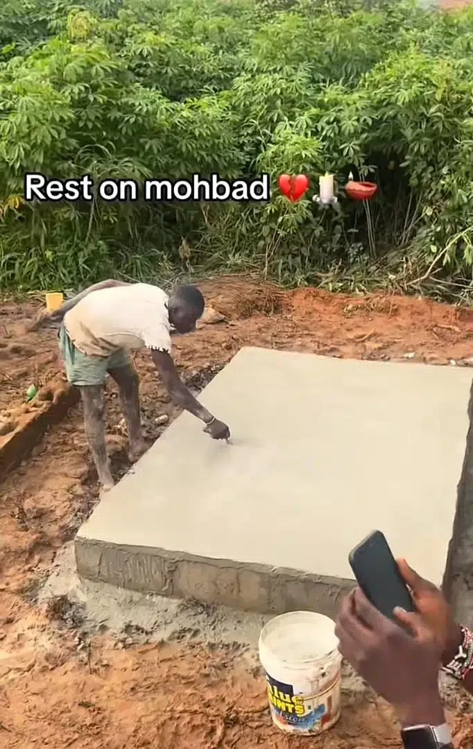 'I no believe say na me go do am' - Bricklayer responsible for casting Mohbad's grave gushes (Video)