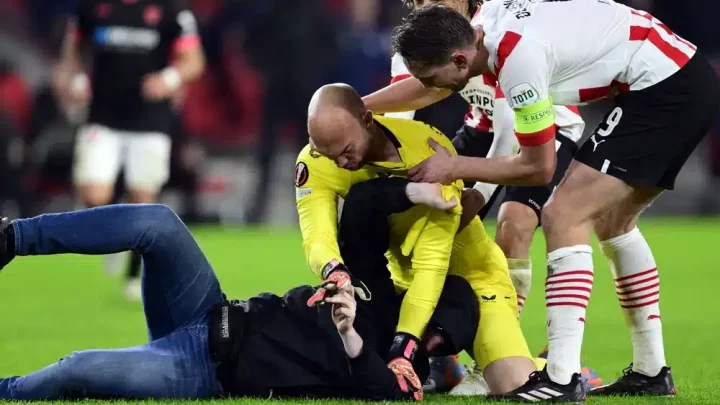 Update: PSV fan jailed for attacking Sevilla goalkeeper
