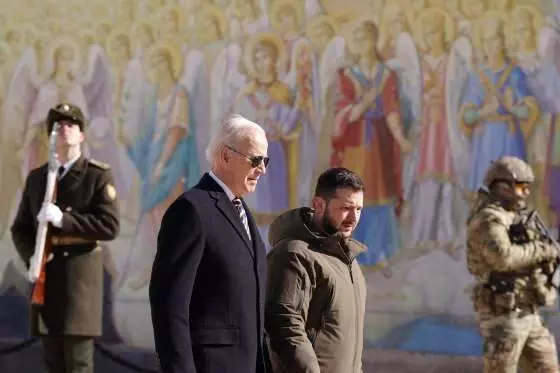 Joe Biden and Zelensky walk calmly on the streets of Kyiv guarded by hundreds of armed soldiers and secret service amid air raid sirens (video)