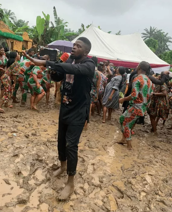 Newlywed Couple and their guests defy heavy rain to celebrate their wedding (Photos)