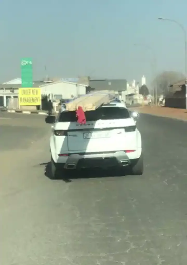 'Something wey Portable fit do' - Netizens react as man is spotted transporting planks with Range Rover (Video)