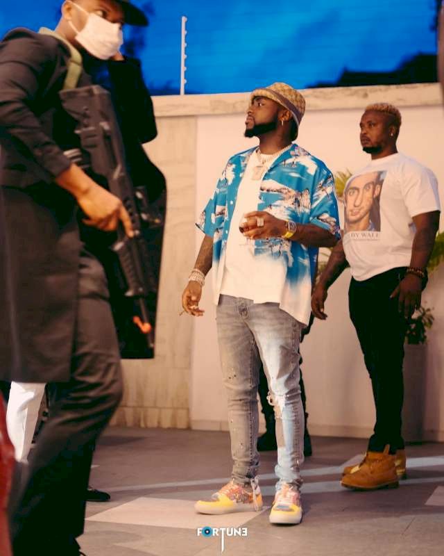 Fans dig up throwback video of Davido and Wizkid hugging, pleads for their beef to end