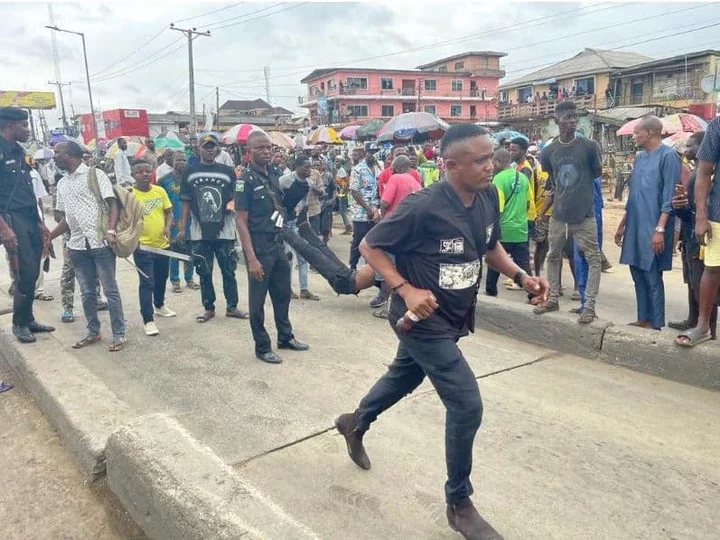 BREAKING: Mob Beat Policeman To Stupor For Causing BRT Accident In Lagos