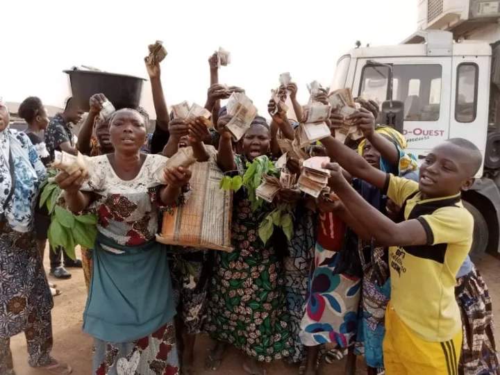 Fish sellers join protest, kick against rejection of old naira notes in Ibadan (Photos)