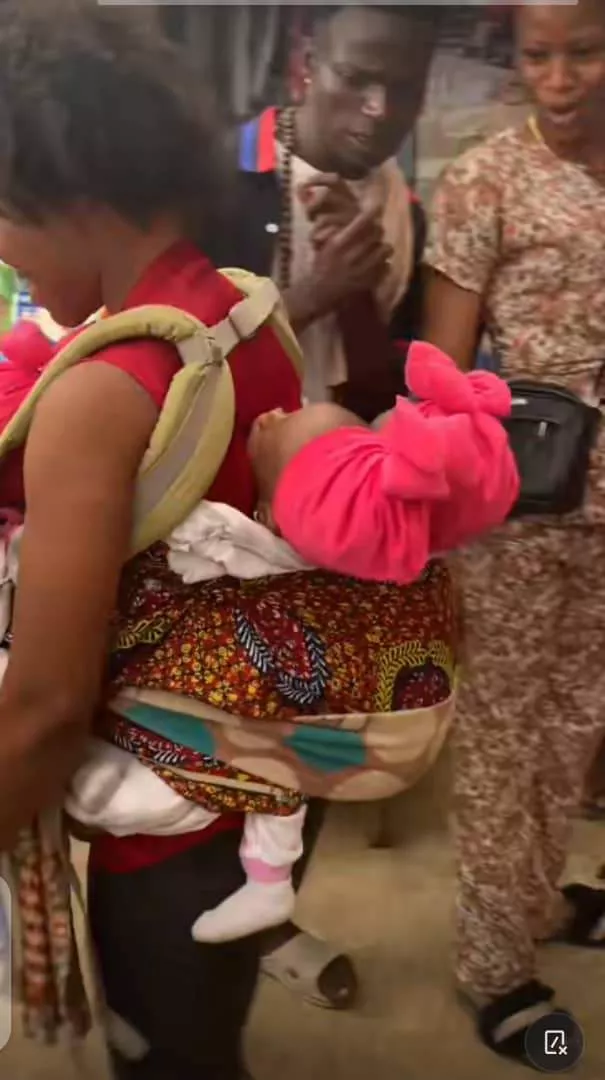 Hardworking mother carries triplets at once, stirs reactions (Video)