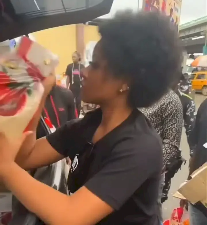 Phyna distributes bags of rice to less privileged residents (Video)