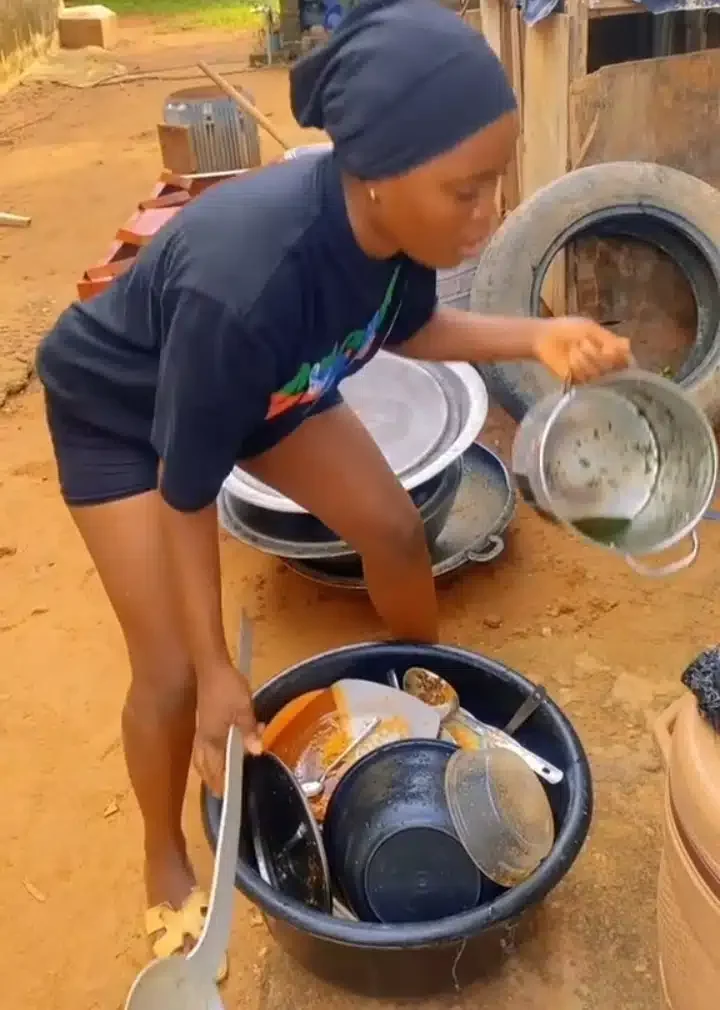 'They must marry me for this family' - Lady works hard at boyfriend's house, washes loads of plates (Video)