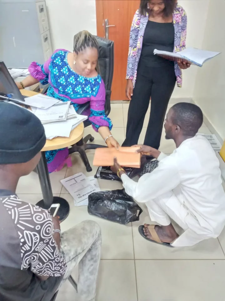 Female banker makes customers wait in queue as she purchases fabrics inside banking hall (Video)