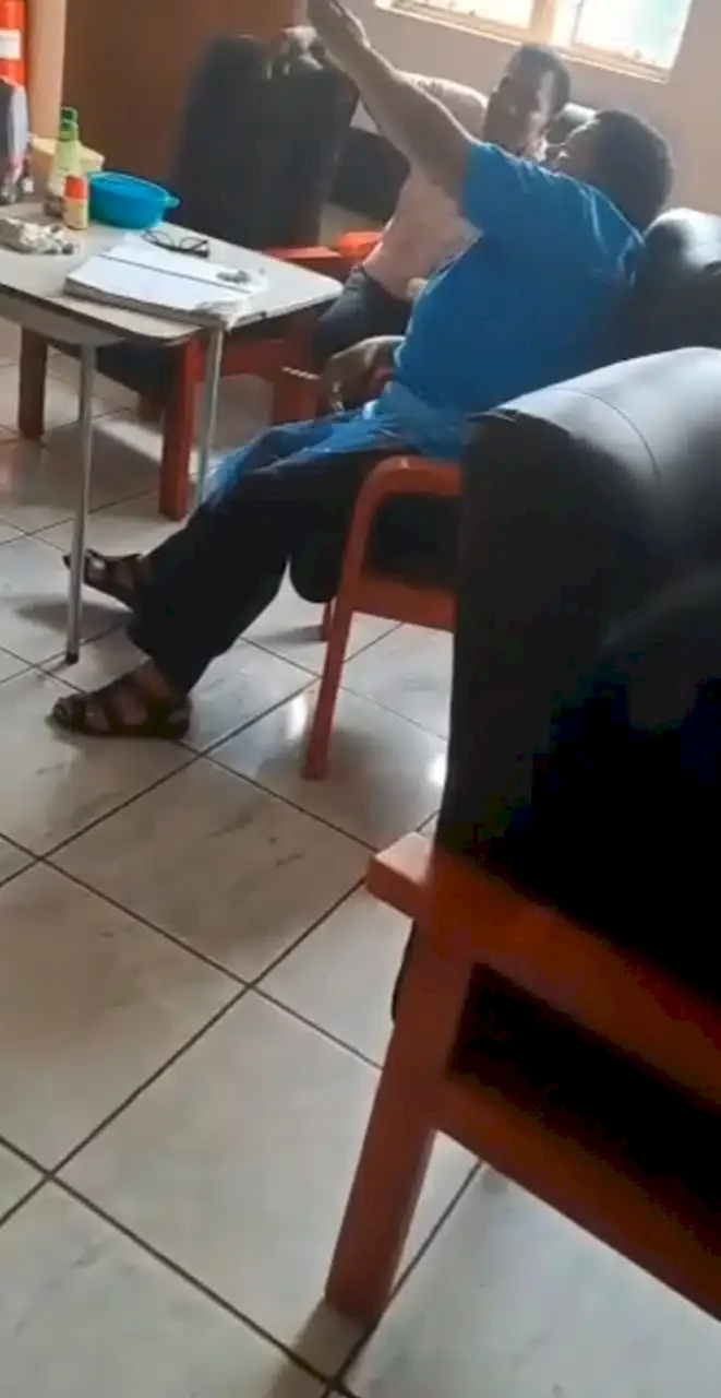 Angry unattended patient throws urine at gossiping nurses after four hours of waiting (Video)