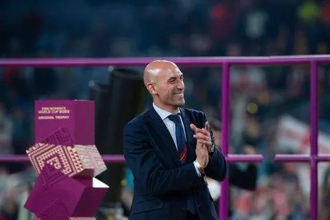 Disgraced Spanish FA president Luis Rubiales refuses to resign