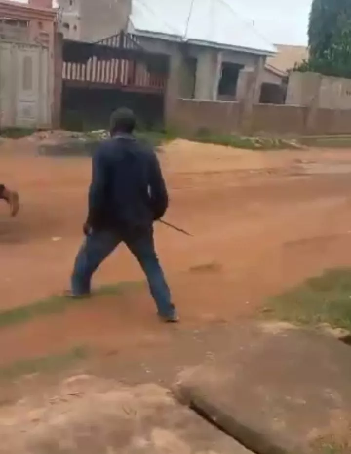 Kn!fe-wielding police officer arrested for ass@ulting Kaduna electric staff (video)