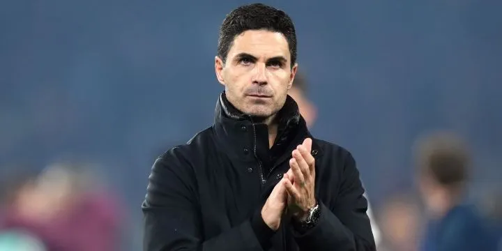 Mikel Arteta applauding the Arsenal supporters
