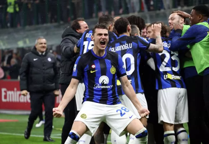 MILAN, ITALY - APRIL 22: Benjamin Pavard of FC Internazionale celebrates his team's second goal scored by Marcus Thuram (not pictured) during the Serie A TIM match between AC Milan and FC Internazionale at Stadio Giuseppe Meazza on April 22, 2024 in Milan, Italy. (Photo by Marco Luzzani/Getty Images)