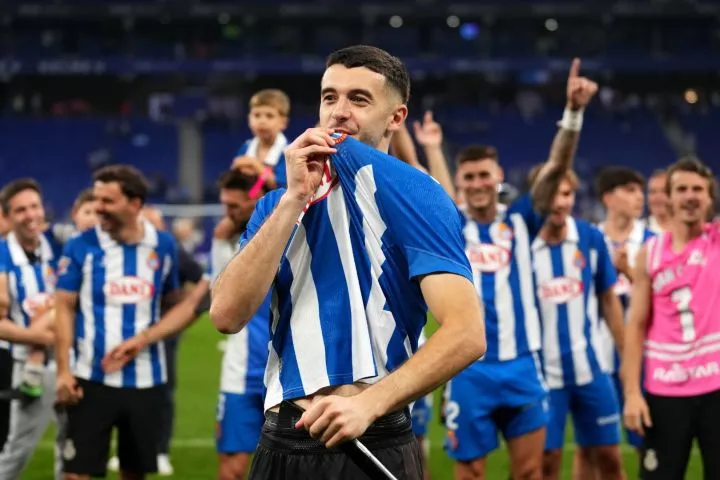 BARCELONA, SPAIN - MAY 24: Joan Garcia of RCD Espanyol kisses his badge following the LaLiga match between RCD Espanyol de Barcelona and UD Las Palmas at RCDE Stadium on May 24, 2025 in Barcelona, Spain.