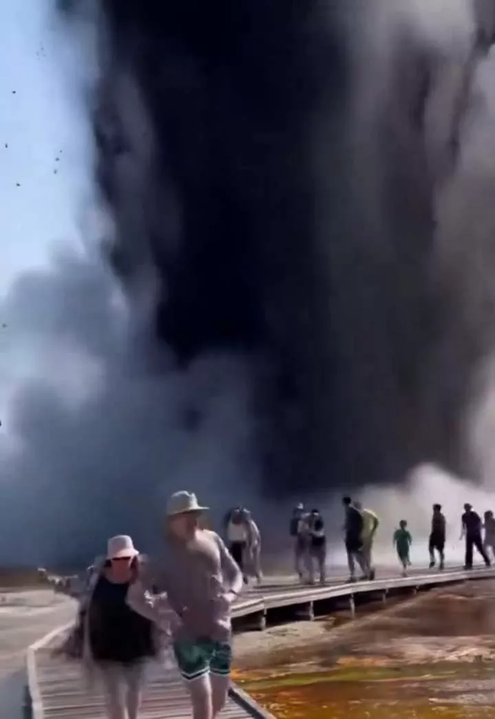 Tourists flee as explosion rocks national park (video)