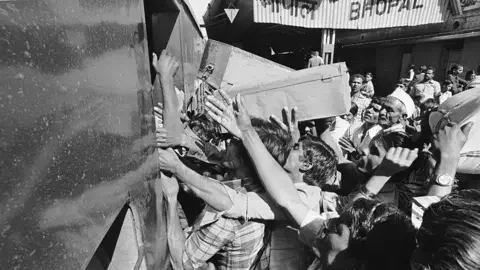 Getty Images Eleven days after a cloud from the Union Carbide plant carrying methyl isocyanate gas seriously injured 20,000 people and killed 3000, the resumption of work has been announced, provoking a new exodus. A total of 200,000 persons have fled Bhopal (which had 800,000 inhabitants). The train station is permanently full as entire families leave. (Photo by Alain Nogues/Sygma/Sygma via Getty Images)