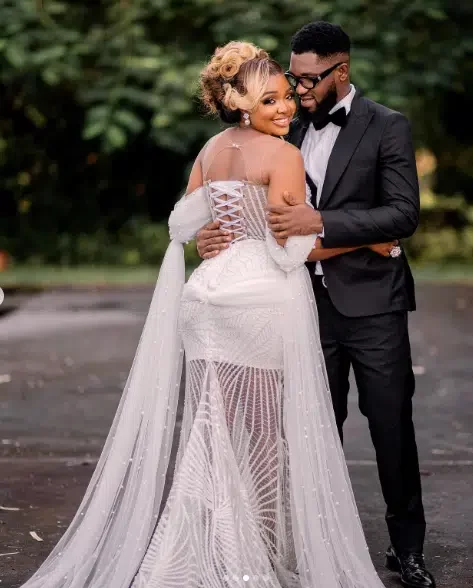 Moment actress Ekene Umenwa leaves her husband to kneel for Moses Bliss as he performs at her wedding reception