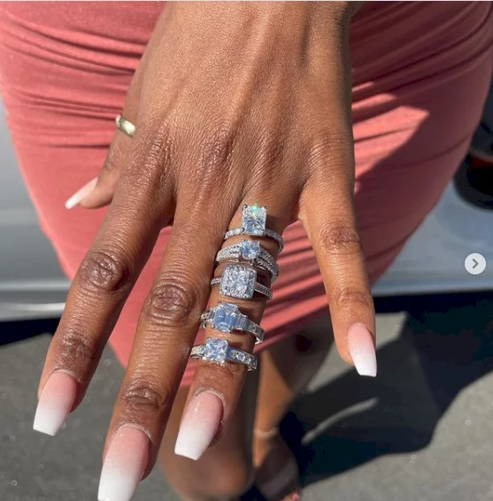 Man proposes to his girlfriend with 5 different diamond rings (Photos)