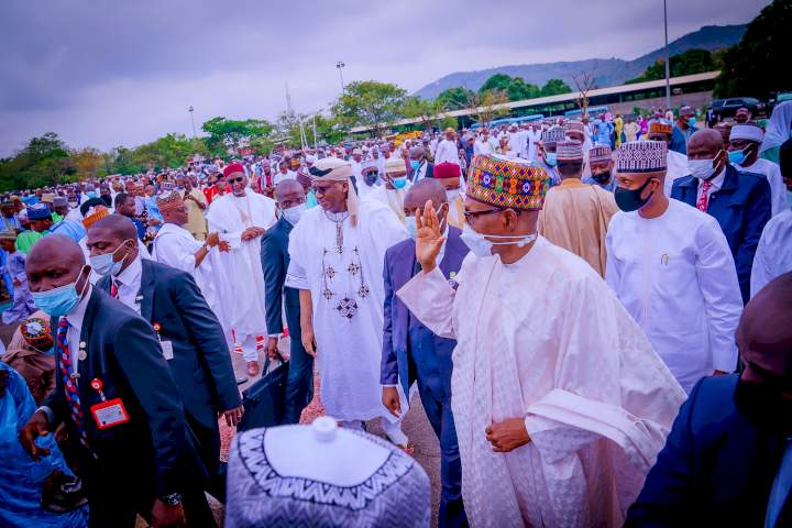 President Buhari celebrates Eid with his family and aides in Abuja (photos)