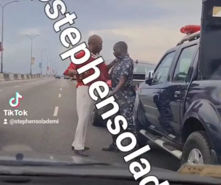 See full video of singer, Seun Kuti pushing and slapping a police officer he was confronting