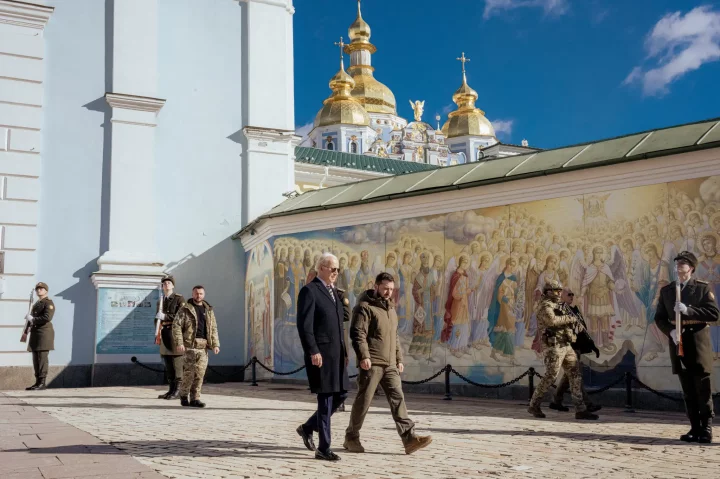 Joe Biden and Zelensky walk calmly on the streets of Kyiv guarded by hundreds of armed soldiers and secret service amid air raid sirens (video)