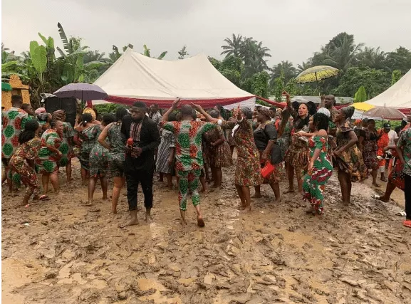 Newlywed Couple and their guests defy heavy rain to celebrate their wedding (Photos)