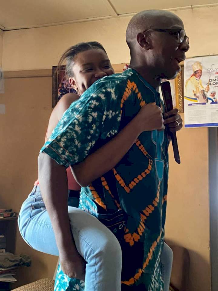 Nigerian dad thanks God and the Federal government after his daughter returned from Ukraine