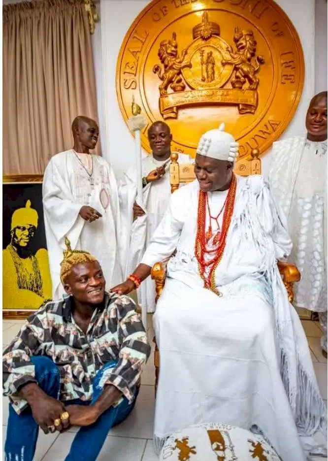 Photo story: Portable visits Ooni of Ife in his palace; leaves with cash gift