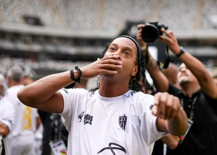 Ronaldinho Embarrasses Pitch Invader With Dummy Move (Video)