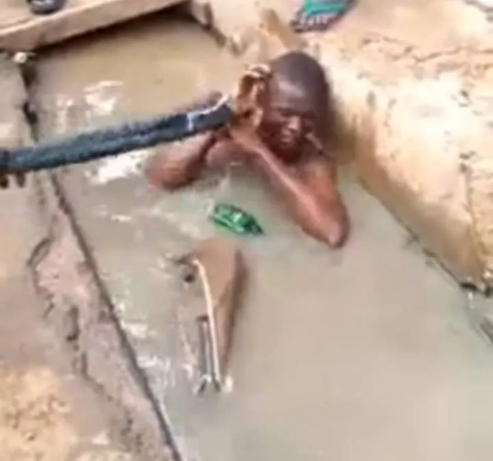 Suspected phone thief forced to drink and stay in dirty water (video)