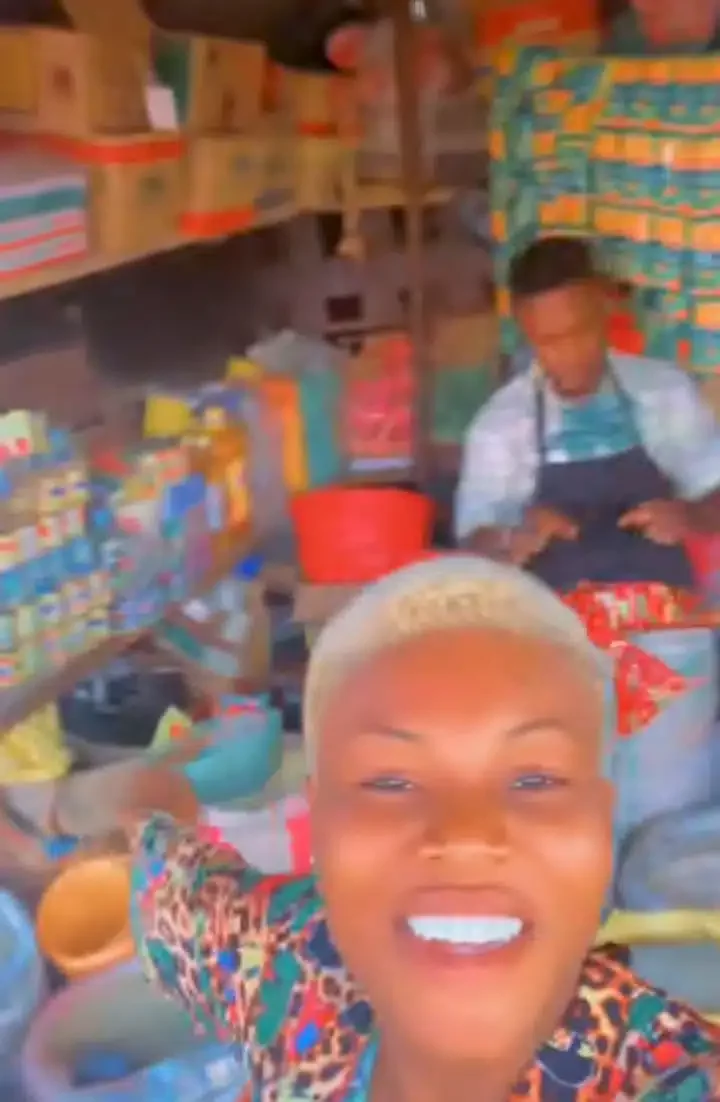 'See my boyfriend' - Pretty lady shows off her lover who sells foodstuffs, tackles yahoo boys (Video)