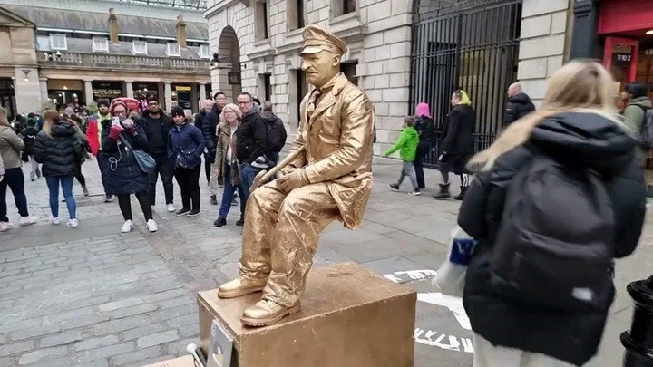 Human statues stay perfectly still places