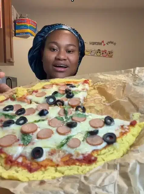 Chef leaves many drooling as she makes 'garri pizza'