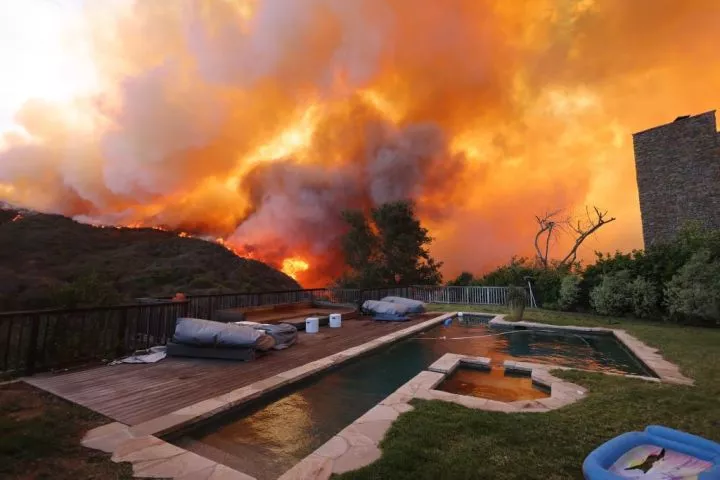 Residents and celebrities flee as wildfire rages in Los Angeles (photos)