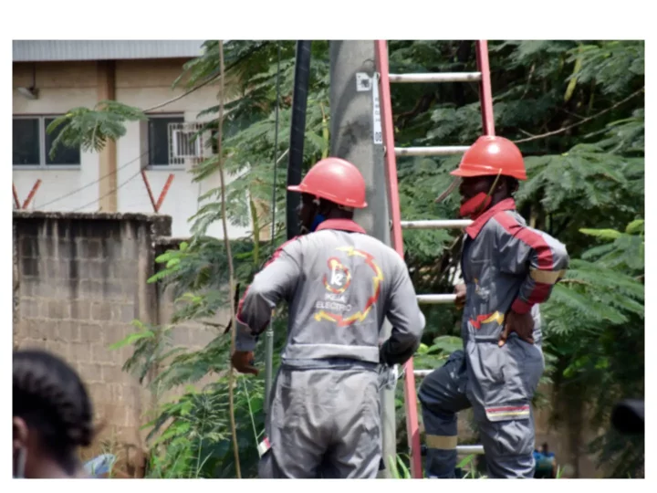 Nigerian Air Force personnel block Ikeja Electric office, assault workers over disconnection (Video)