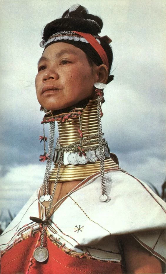 See how the 'giraffe women' of Kayan Lahwi tribe got their long necks