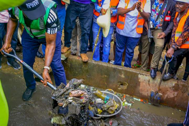 Gov. Soludo joins Anambra indigenes on monthly sanitation