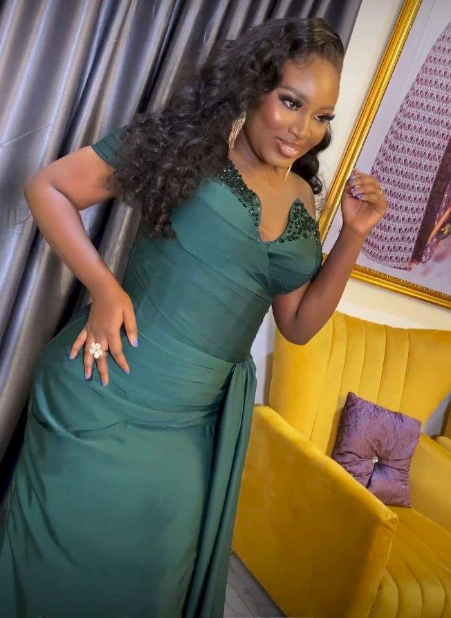 'Allow the baby breathe' - Speculations as Mo'Bimpe steps out in 25-steel waist trainer (Video)