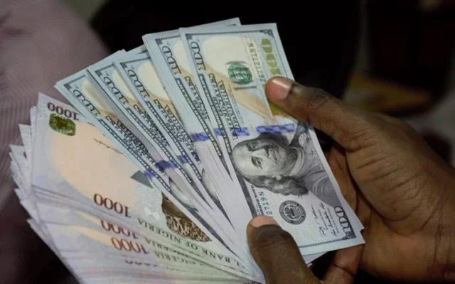 Naira Continues to Depreciate Against Dollar, Exchanges N1,050/$1