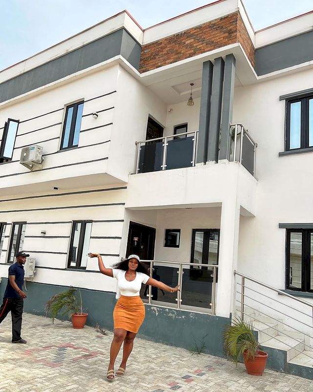 Ashmusy acquires a multimillion naira mansion as she hits one million followers on Instagram (Photos)