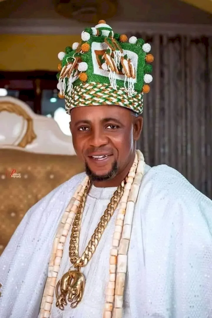 Oniba of Iba Ekun town shows off his newly acquired gold pendant (Video)