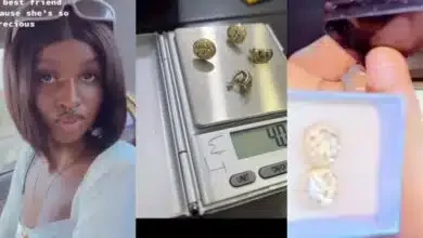 Lady takes her best friend out, buys her gold earrings (Video)