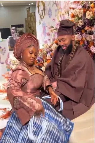 Nigerian lady attends her wedding with Ghana-must-go bag, collects bundles of money from her husband